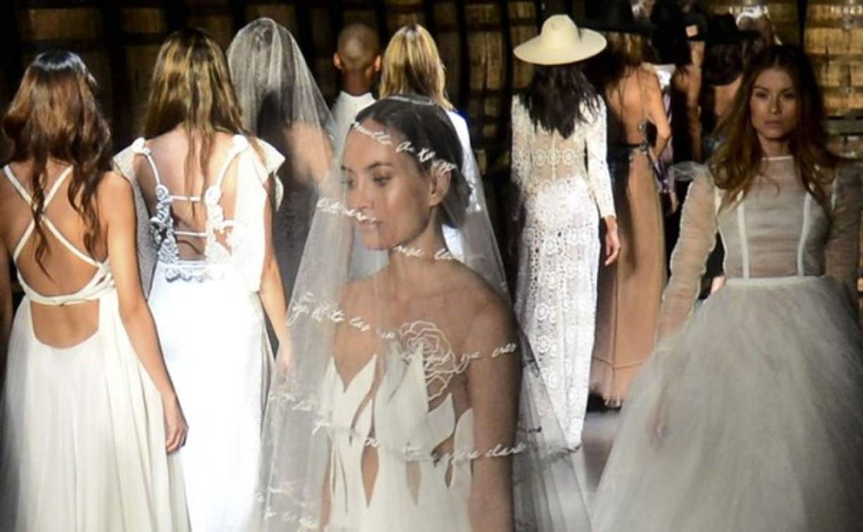 La 27 edición de ColombiaModa, la feria de diseño, conocimiento y negocios más grande e importante de Latinoamérica, se inauguro con la espectacular pasarela del diseñador Jorge Duque Vélez en medio de un laberinto de barriles de licor añejo.